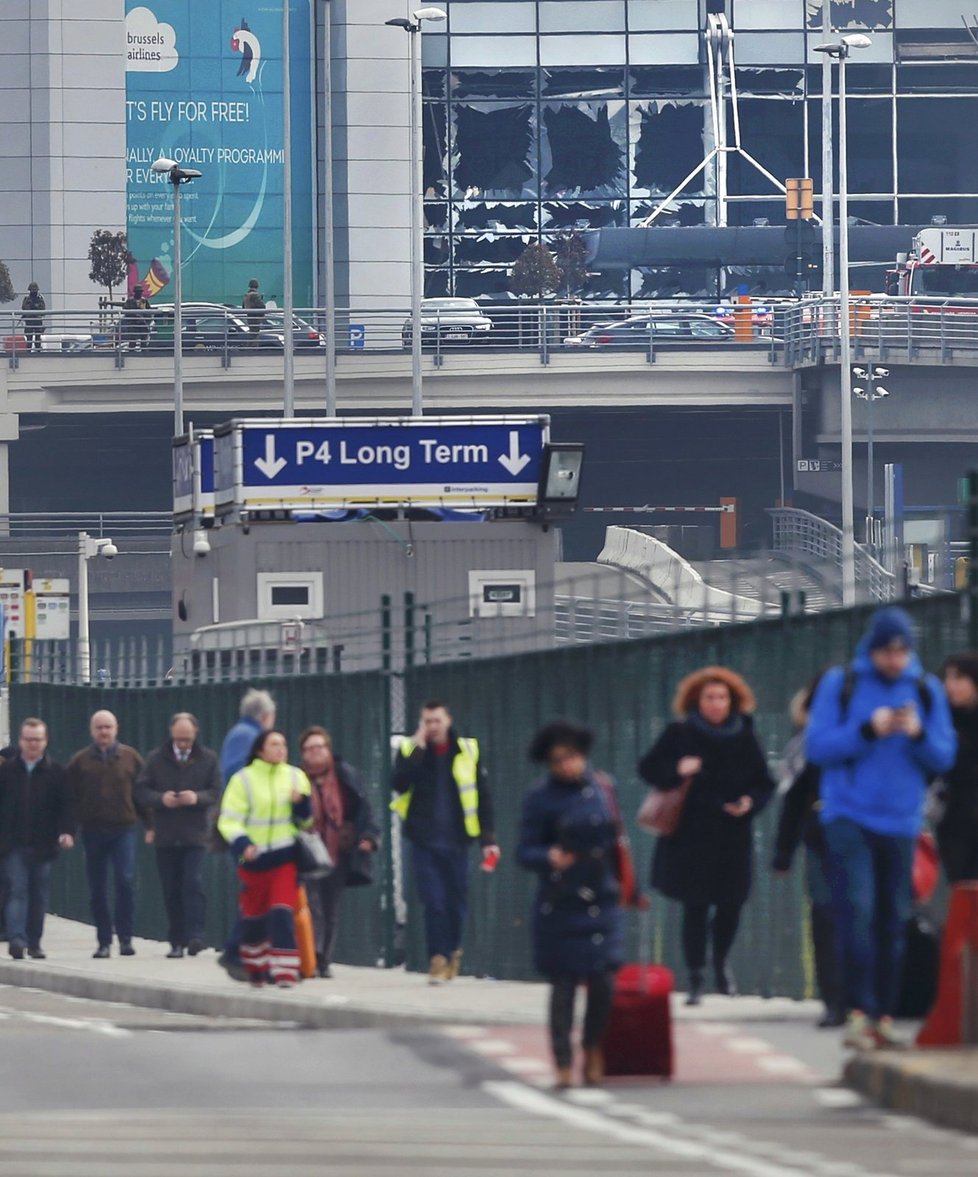 Zkáza po dvou explozích na letišti v Bruselu