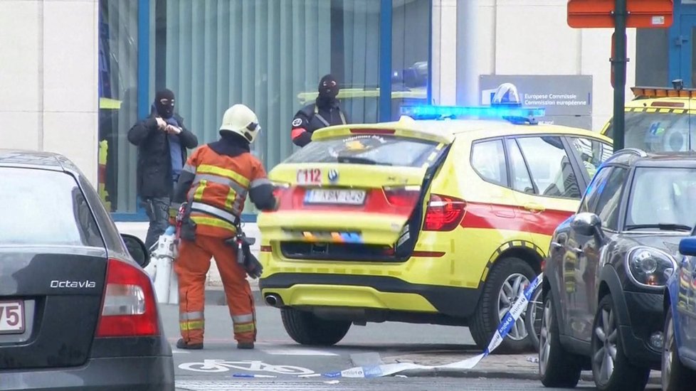 Záchranáři na místě výbuchu v bruselském metru