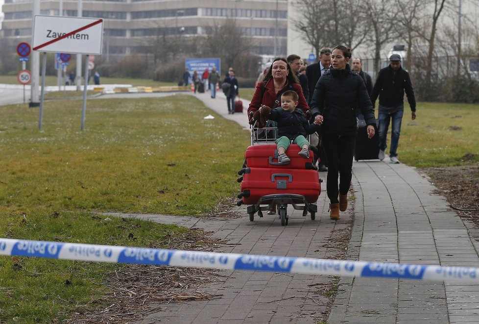 Cestující na ochromeném bruselském letišti