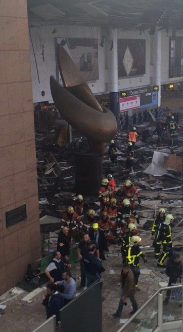 Mrtví, zranění, panika, trosky - hrůzné záběry z letiště v Bruselu