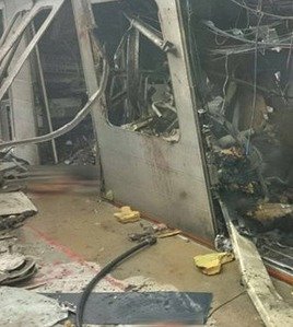 Výbuchem poničený vůz metra v bruselské stanici