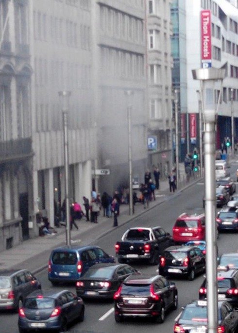 Dým stoupá z bruselské stanice metra, kterou otřásl výbuch