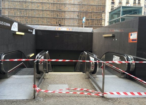 Bruselské metro bylo po výbuších kompletně uzavřeno.