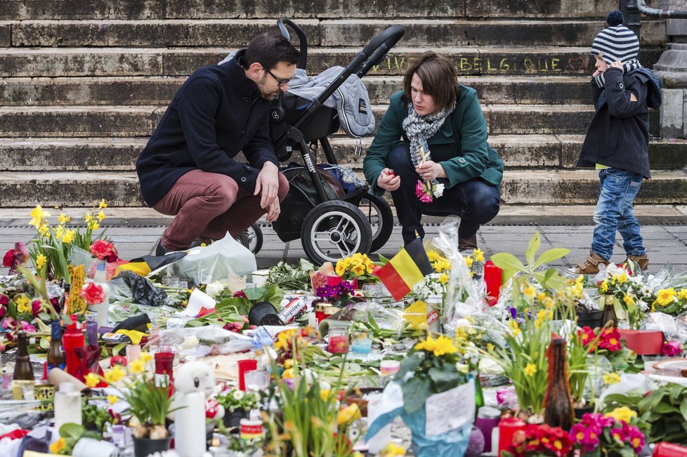 V centru Bruselu se shromáždily stovky lidí včetně extremistů