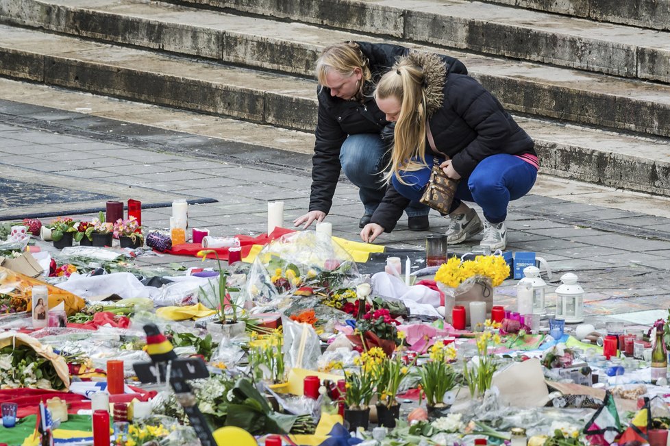 V centru Bruselu se shromáždily stovky lidí včetně extremistů