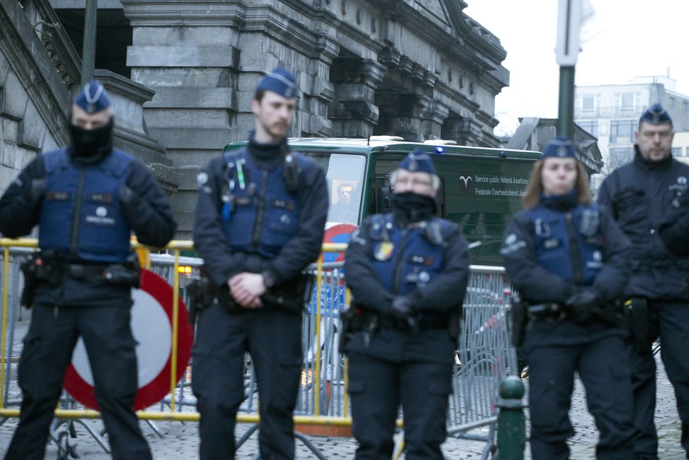 V Bruselu začal proces s teroristou Abdeslamem.