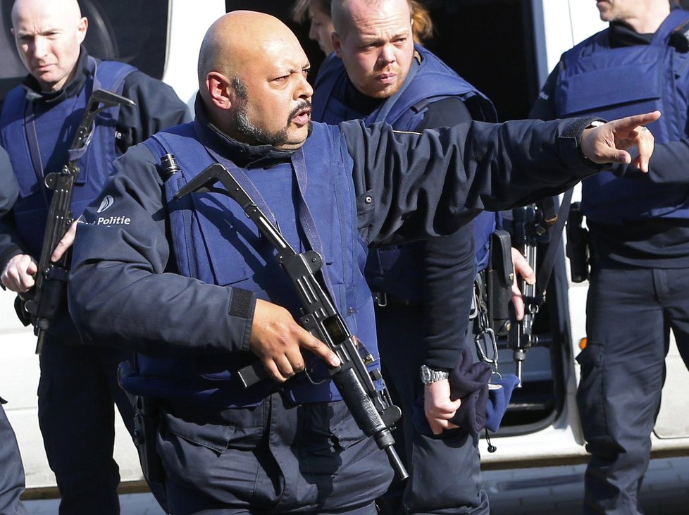 Ozbrojenci prý utíkají po střechách. Zraněni jsou asi 3 policisté.