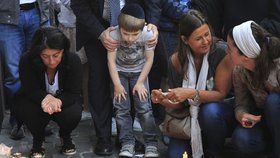 Lidé přišli uctít památku obětí, jež zahynuli při střelbě u židovského muzea.