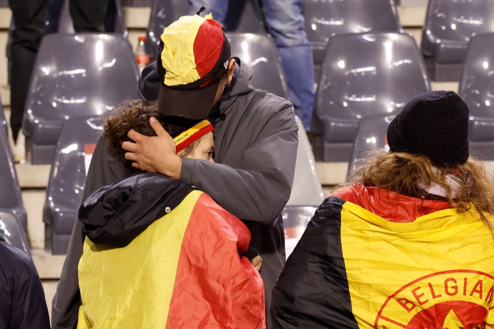 Fotbaloví fanoušci opouští zápas po střelbě v Bruselu (17.10.2023)