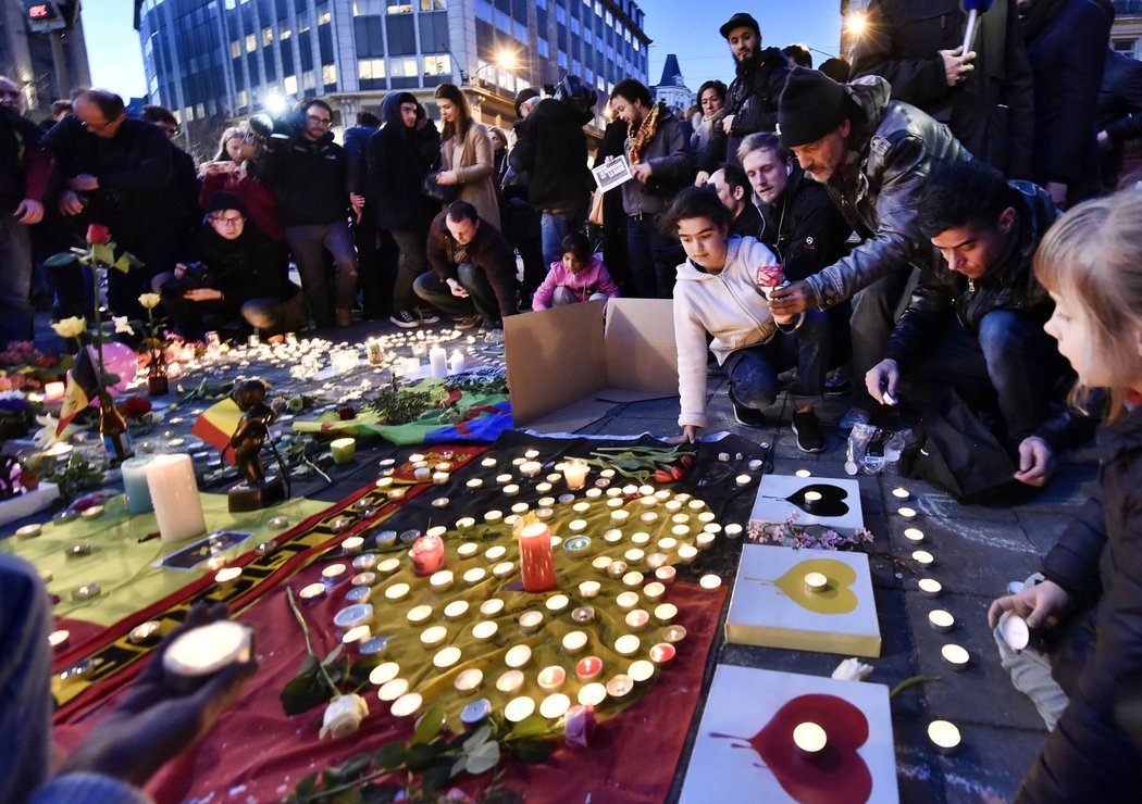 Po setmění v Bruselu začali lidé chodit ven a dávat svíčky na náměstí