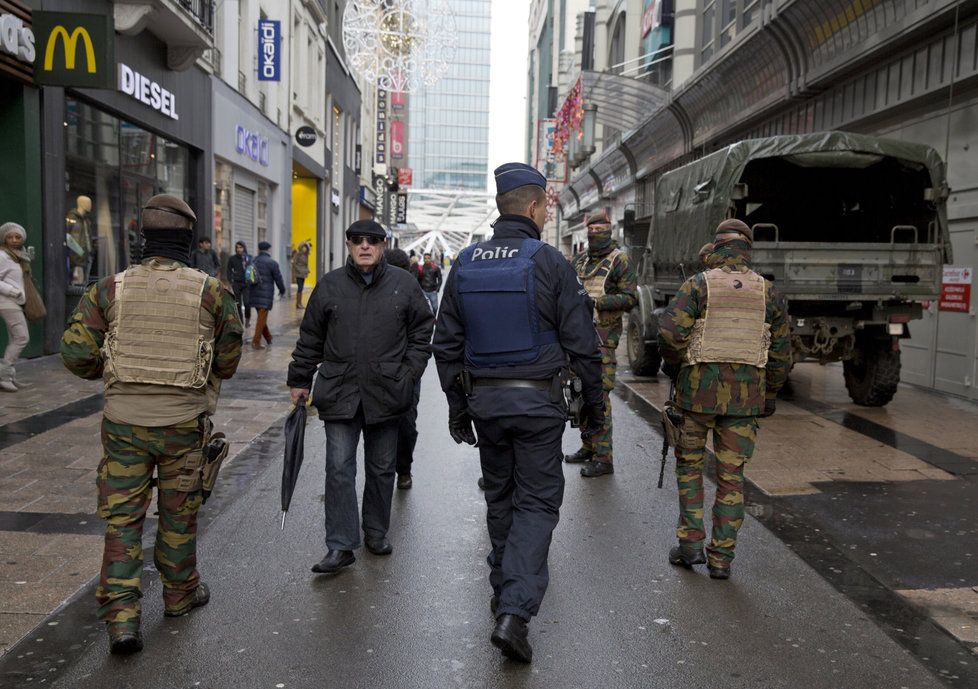 Vojáků a policistů je v ulicích Bruselu kvůli teroristické hrozbě víc než turistů.