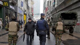 Vojáků a policistů je v ulicích Bruselu kvůli teroristické hrozbě víc než turistů.