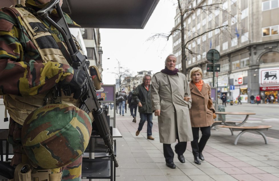 V bruselských ulicích hlídkují vojáci se samopaly.