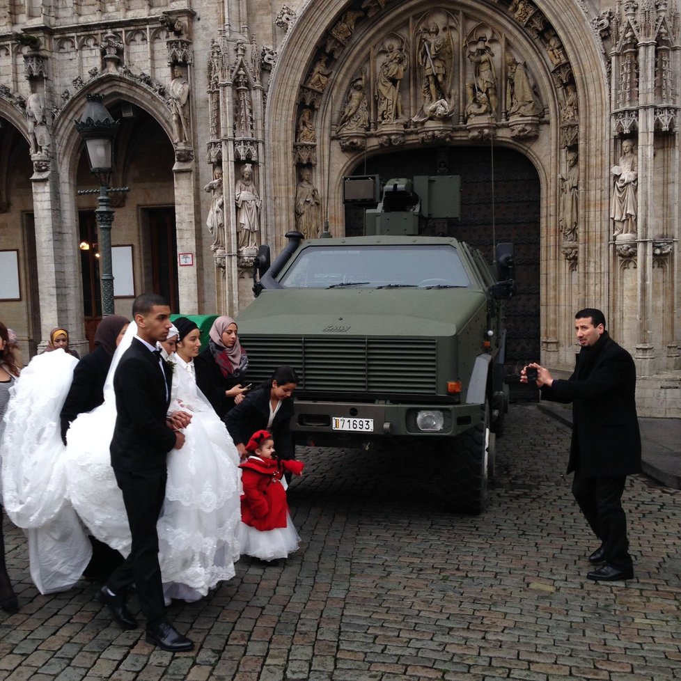 Svatba, která před polednem vyšla z budovy radnice na historickém bruselském Grande Place, se vyfotila hned vedle moderního obrněného vozidla belgické armády.