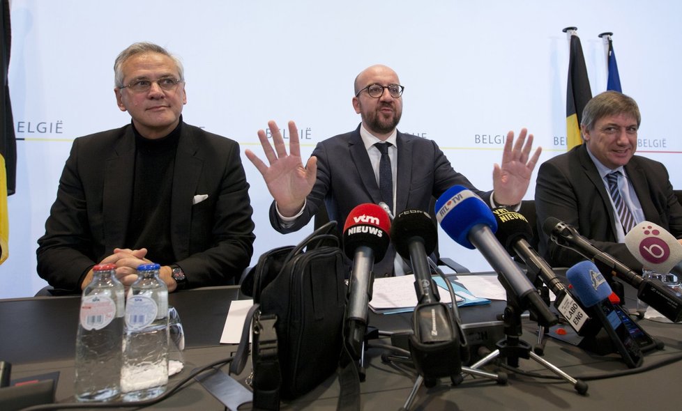 Belgický premiér Charles Michel (uprostřed) na tiskové konferenci k vyhlášení mimořádných opatření