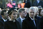Obyvatelé Bruselu uctili památku obětí loňského teroristického útoku. Na snímku král Philippe a královna Mathilde