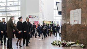 Obyvatelé Bruselu uctili památku obětí loňského teroristického útoku. Na snímku král Philippe a královna Mathilde.