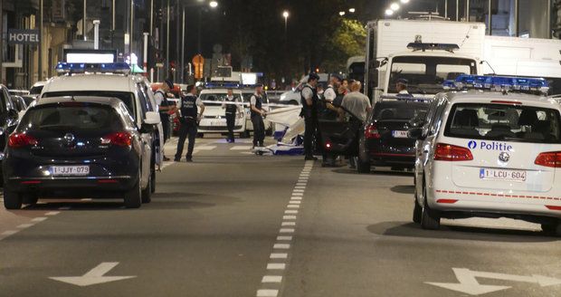 Terorista nožem v Bruselu zaútočil na vojáky. O chvíli později muž nožem napadl policisty v Londýně