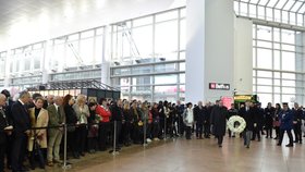 Lidé si v Bruselu na letišti Zaventem a ve stanici metra Maelbeek připomněli útoky, které před 2 lety zabily přes 30 lidí. (22.3.2018)