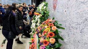 Lidé si v Bruselu na letišti Zaventem a ve stanici metra Maelbeek připomněli útoky, které před 2 lety zabily přes 30 lidí. (22.3.2018)