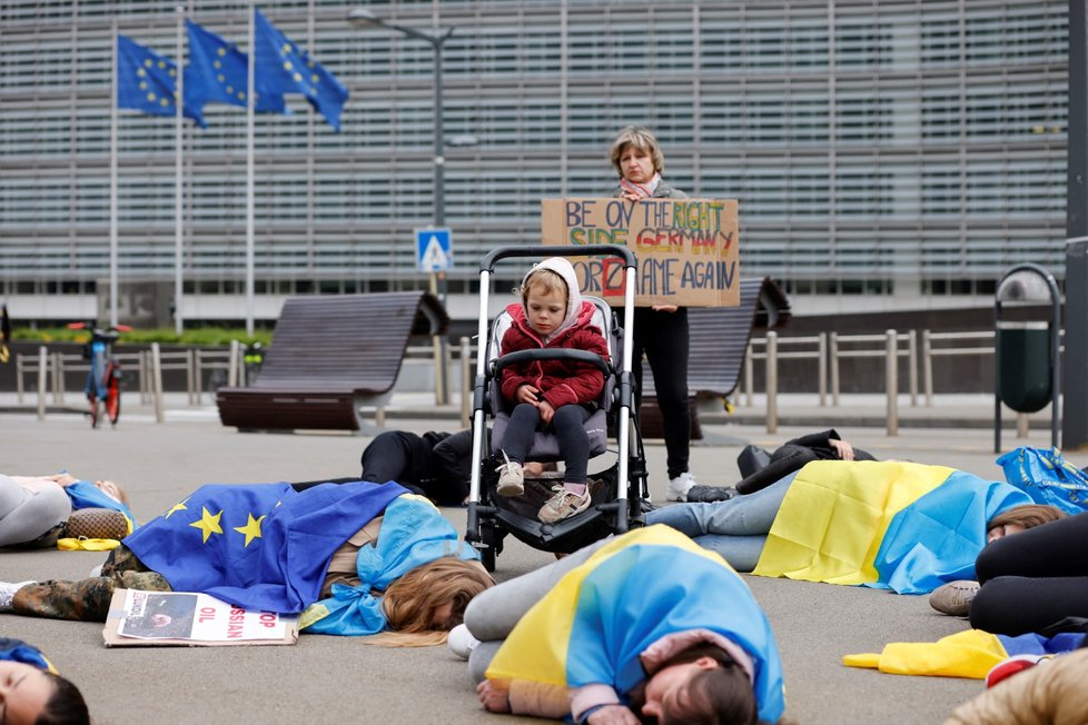 Válka na Ukrajině: Protest v Bruselu proti ruské agresi a proti konání Německa ohledně energií dovážených z Ruska (29.4.2022)