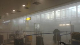 Letiště bylo po výbuchu plné kouře.