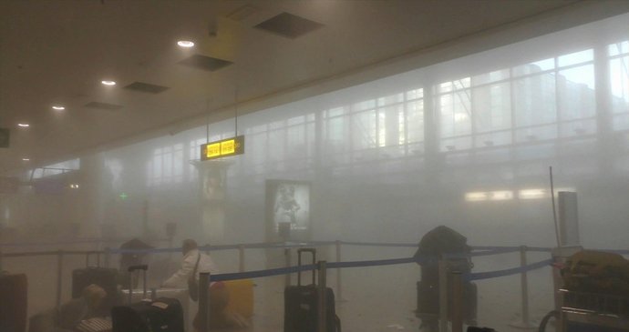 Letiště bylo po výbuchu plné kouře.