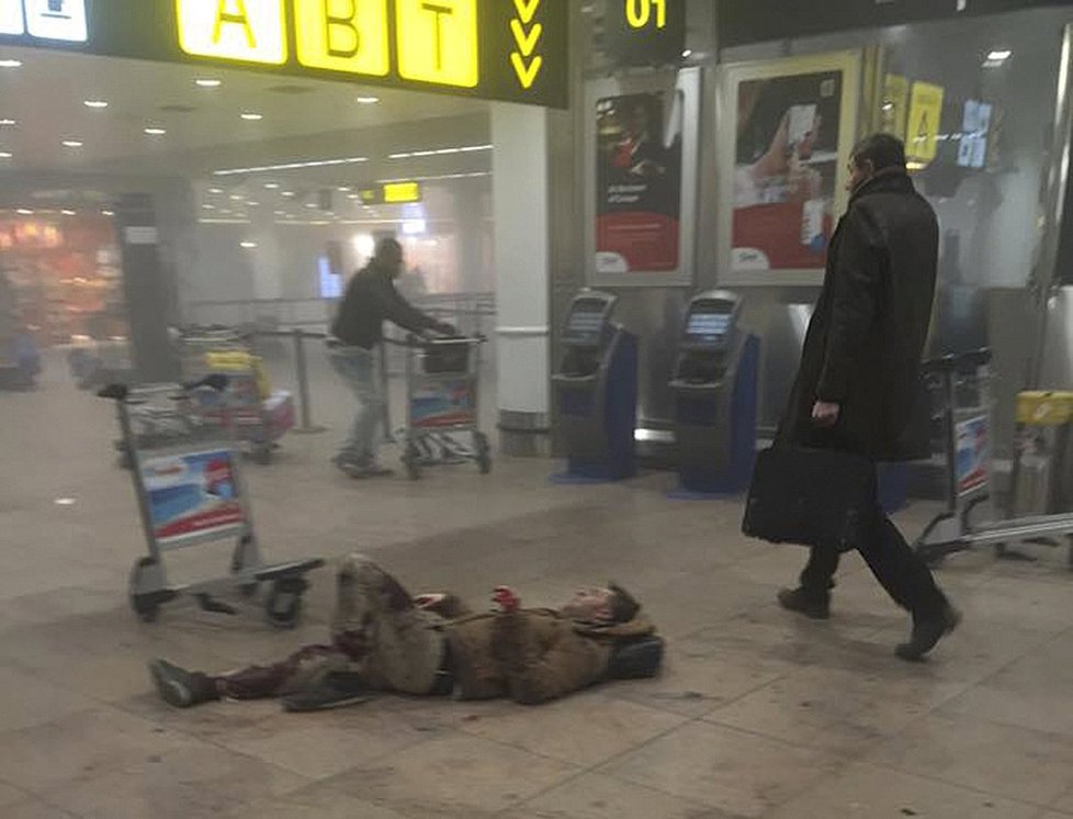 Zraněný cestující na zemi. Na letiště zaútočil ISIS.