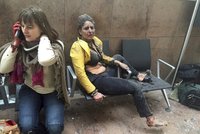 Fotka zkrvavených žen po teroru v Bruselu obletěla svět. Jaký je její příběh?