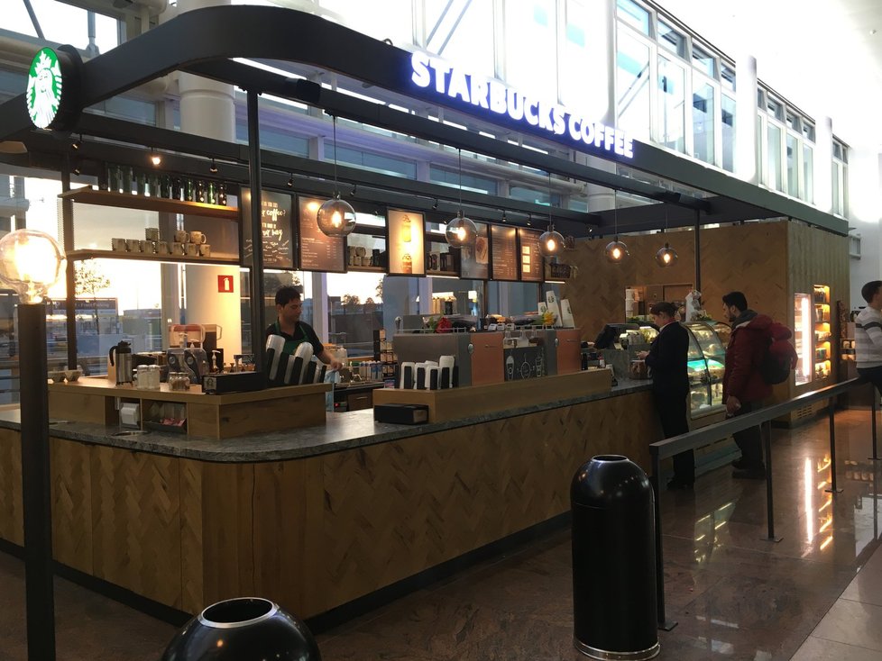 Také kavárna Starbucks je už plně v provozu.
