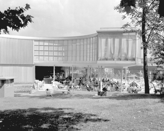 Budova pavilonu s venkovním posezením v roce 1960