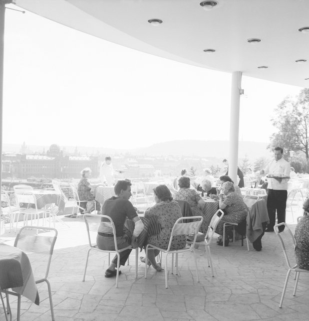 Rok 1960: Lidé si užívají právě zprovozněné restaurace v Letenských sadech.