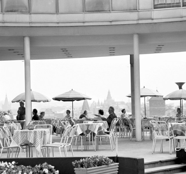 Venkovní terasa budovy EXPO 58 v roce 1963
