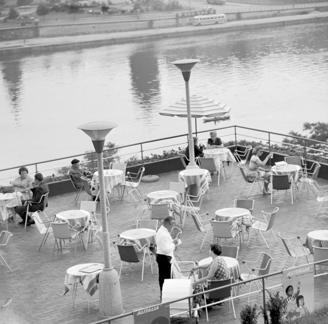 Rok 1963: Pražané si užívají výhledu na pražské panorama v restauraci Bruselského pavilonu.
