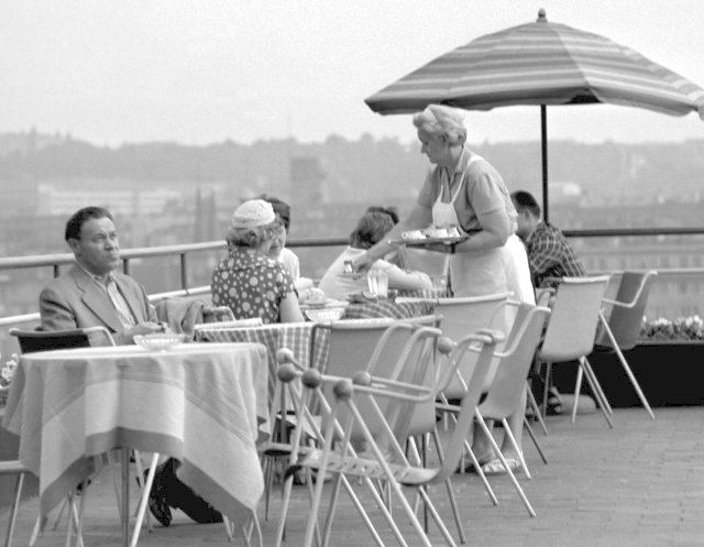 Venkovní terasa budovy EXPO 58 v roce 1963