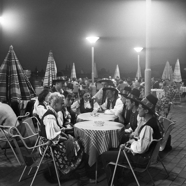 Účastníci III. celostátní spartakiády na terase Bruselského pavilonu v roce 1965