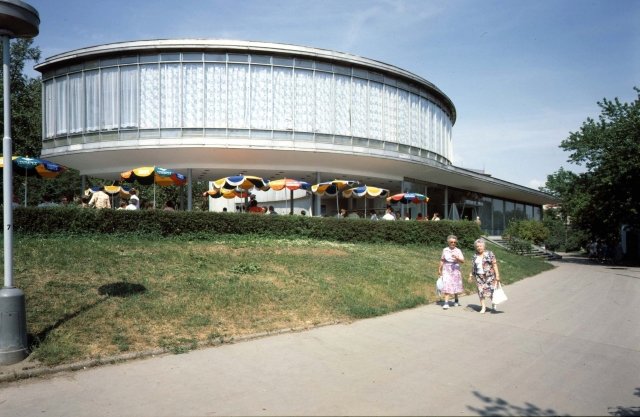 Fotografie Bruselského pavilonu z roku 1979