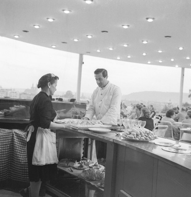 Restaurace pavilonu už po opakovaném postavení v Praze na Letné v roce 1960