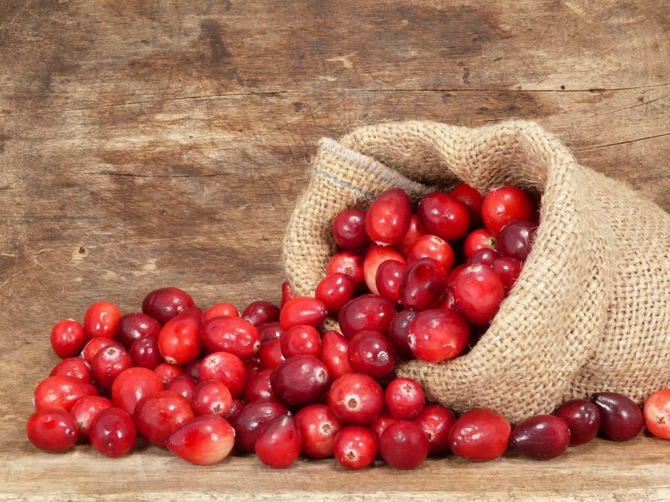 Brusinky. Brusinkový džus je bezesporu skvělý, ale raději sáhněte třeba po sušených. Mají velké množství antioxidantů, působí protizánětlivě a jako prevence proti rakovině. Pomáhá navíc přecházet infekcím močového měchýře, jsou bohatým zdrojem vitamínu C, draslíku a vlákniny.