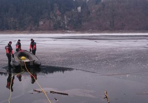 Bruslař zmizel v sobotu pod ledem poblíž Žďákovského mostu na orlické přehradě, policejní potápěči jeho tělo hledali v sobotu i v neděli.