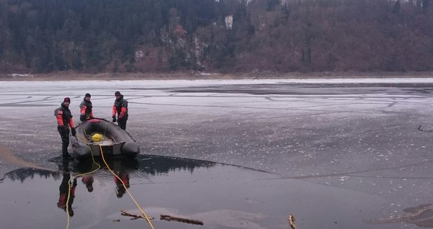 Pod bruslařem (38) na Orlíku se propadl led, ani druhý den ho nenašli