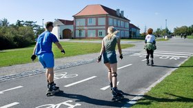Nová cyklostezka mezi Starou celnicí a Sedlcem bude už od listopadu sloužit kolařům i bruslařům. Ilustrační foto