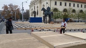 Na Moravském náměstí v centru Brna vzniká rozlehlé umělé kluziště. Lidé budou bruslit přímo pod nohama jezdecké sochy Jošta.