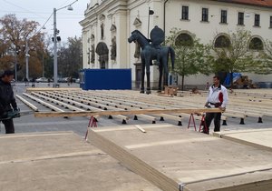 Na Moravském náměstí v centru Brna vzniká rozlehlé umělé kluziště. Lidé budou bruslit přímo pod nohama jezdecké sochy Jošta.