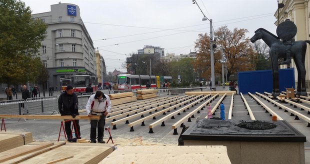 Na Moravském náměstí v centru Brna vzniká rozlehlé umělé kluziště. Lidé budou bruslit přímo pod nohama jezdecké sochy Jošta.