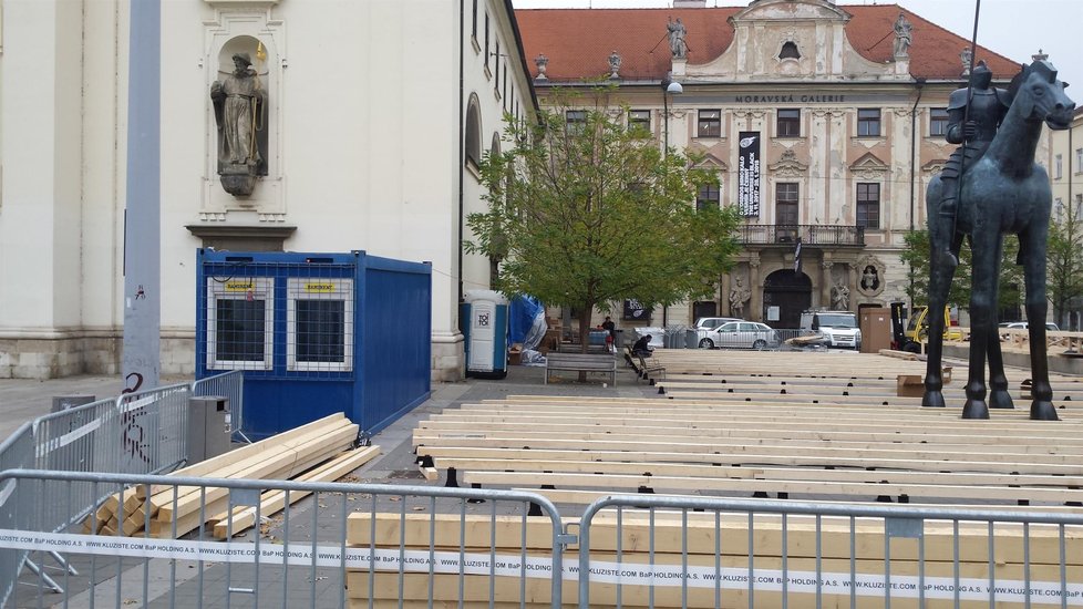 Na Moravském náměstí v centru Brna vzniká rozlehlé umělé kluziště. Lidé budou bruslit přímo pod nohama jezdecké sochy Jošta.