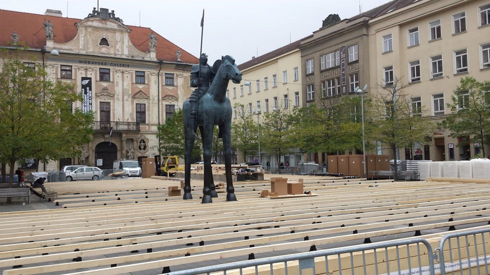 Na Moravském náměstí v centru Brna vzniká rozlehlé umělé kluziště. Lidé budou bruslit přímo pod nohama jezdecké sochy Jošta.