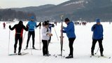 Bruslaře nahradili lyžaři, o víkendu zamířily na přehradu tisíce Brňanů