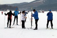 Bruslaře nahradili lyžaři, o víkendu zamířily na přehradu tisíce Brňanů