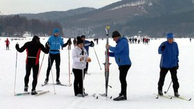 Několik tisíc fandů lyžování zavítalo o víkendu na brněnskou přehradu.